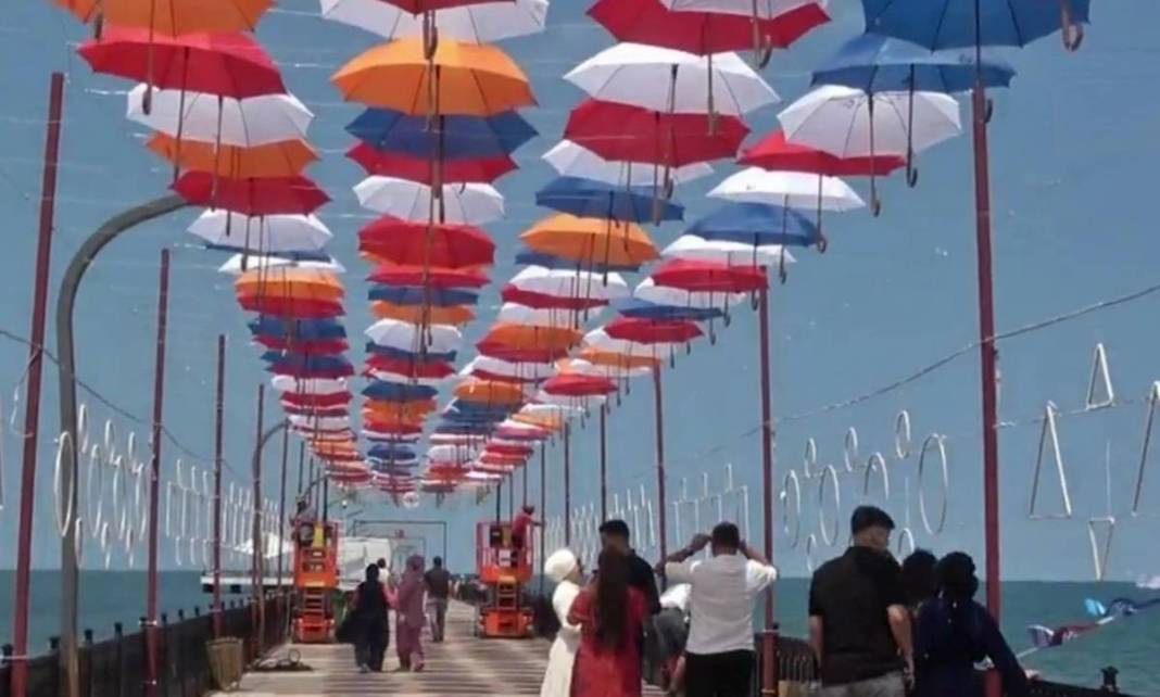 Fotoğraf tutkunları buraya akın ediyor: Rengarenk şemsiyeler, sahilin yeni cazibe merkezi oldu 2